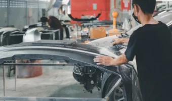 denter-car-mechanic-serviceman-check-260nw-1821308330