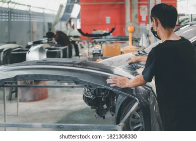 denter-car-mechanic-serviceman-check-260nw-1821308330